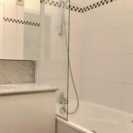 Апартаменты Paris 7 Iconic Apartment In Historic Eiffel Invalides District